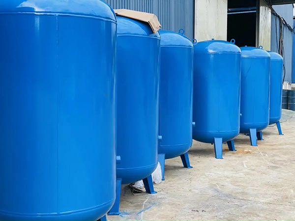 Bình chứa khí nén 2000L chất lượng 1 Bình chứa khí nén 2000L dùng trong hệ thống khí nén công nghiệp quy mô lớn