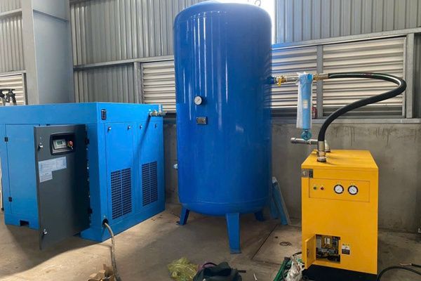 Bình chứa khí nên được đặt sát máy nén để tối ưu hiệu quả làm mát