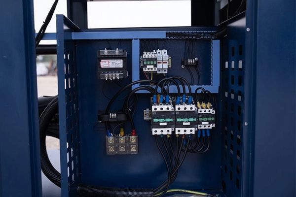 Đấu nối điện cho máy nén khí phải đúng điện áp và có aptomat bảo vệ riêng biệt