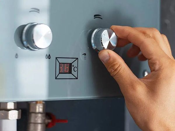 Tiến hành ngắt nguồn điện và xả áp bình chứa về mức an toàn