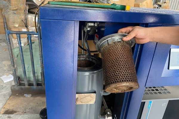 Lọc gió dính cặn bẩn khiến lưu lượng khí nén yếu