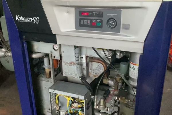 Máy nén khí Kobelco 22kW (30Hp) Nhật Bản chính hãng 8 Bảo dưỡng máy nén khí định kỳ giúp kéo dài tuổi thọ và tránh lỗi quá nhiệt, mất áp suất